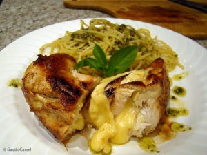 Spaghetti ao pesto e peito de frango recheado