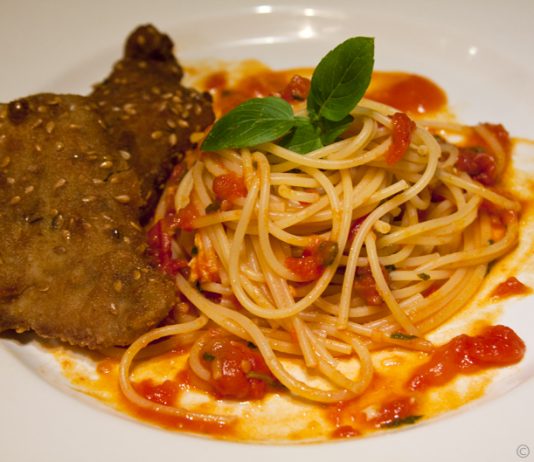 Spaghetti ao sugo e bife à milanesa