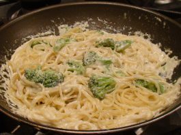 Spaghetti com nata e brócolis