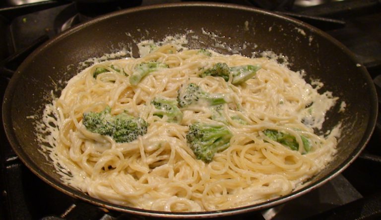 Spaghetti com nata e brócolis