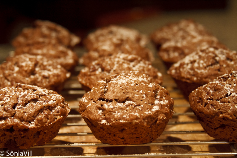 Muffins de chocolate com nozes