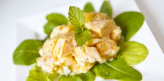 Salada de manga com hortelã e gergelim