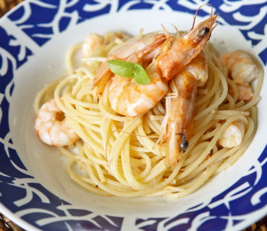 Spaghetti com camarão, azeite e manjericão