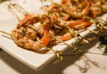 espetinhos de camarão e salmão