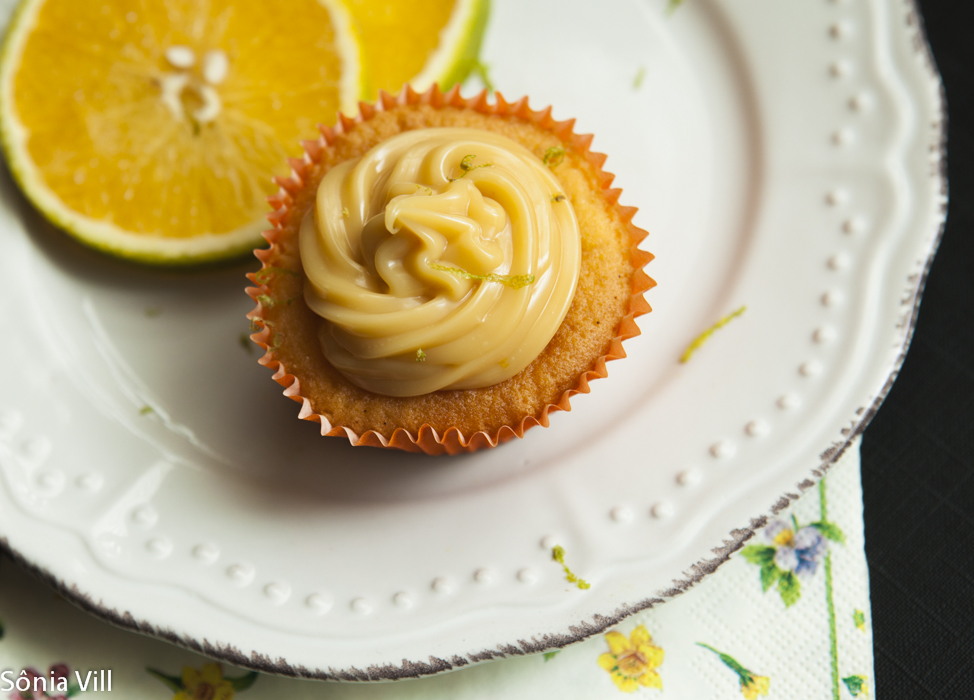 Cupcake de laranja com brigadeiro de limão siciliano