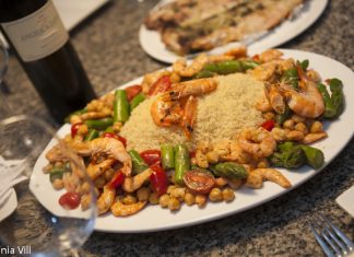 Cuscuz marroquino com salada de camarão e aspargos