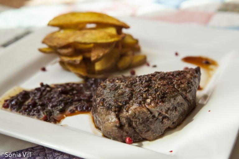 Steak au poivre, o bom filet com crosta de pimenta e batatas rústicas