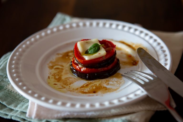 Torre de berinjela com tomate e queijo