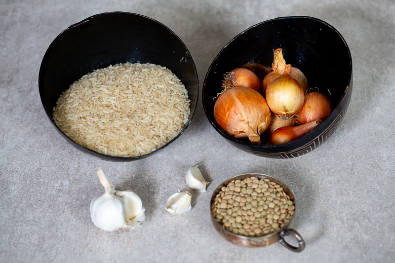 Mjadra, arroz com lentilha e cebola