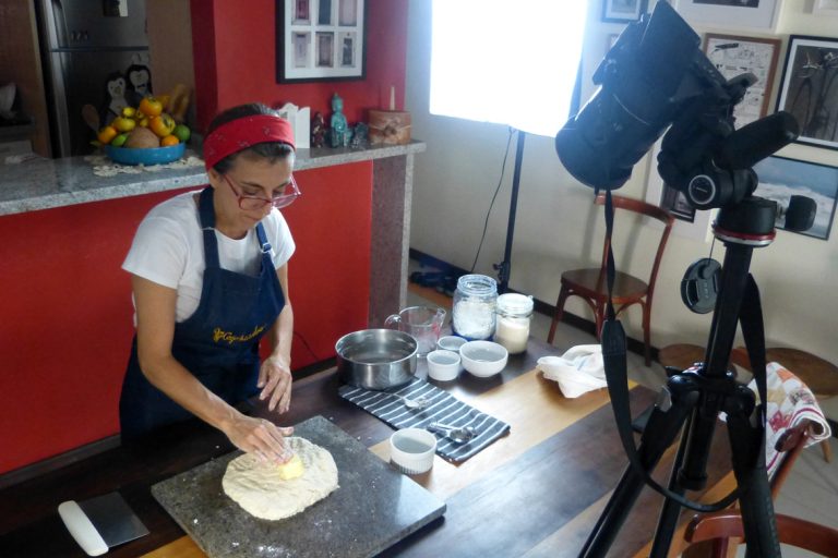 vídeo ensinando a fazer pão
