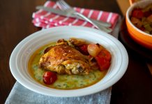 Sobrecoxa de frango assada com legumes e polenta