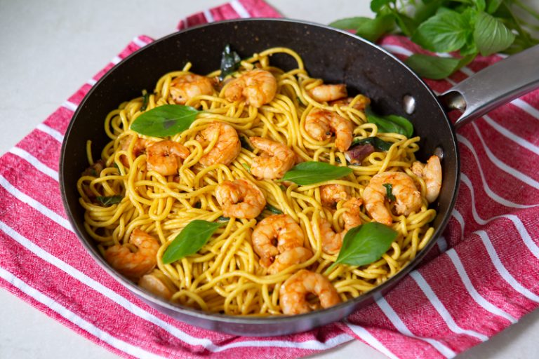 Spaghetti com camarão e manjericão