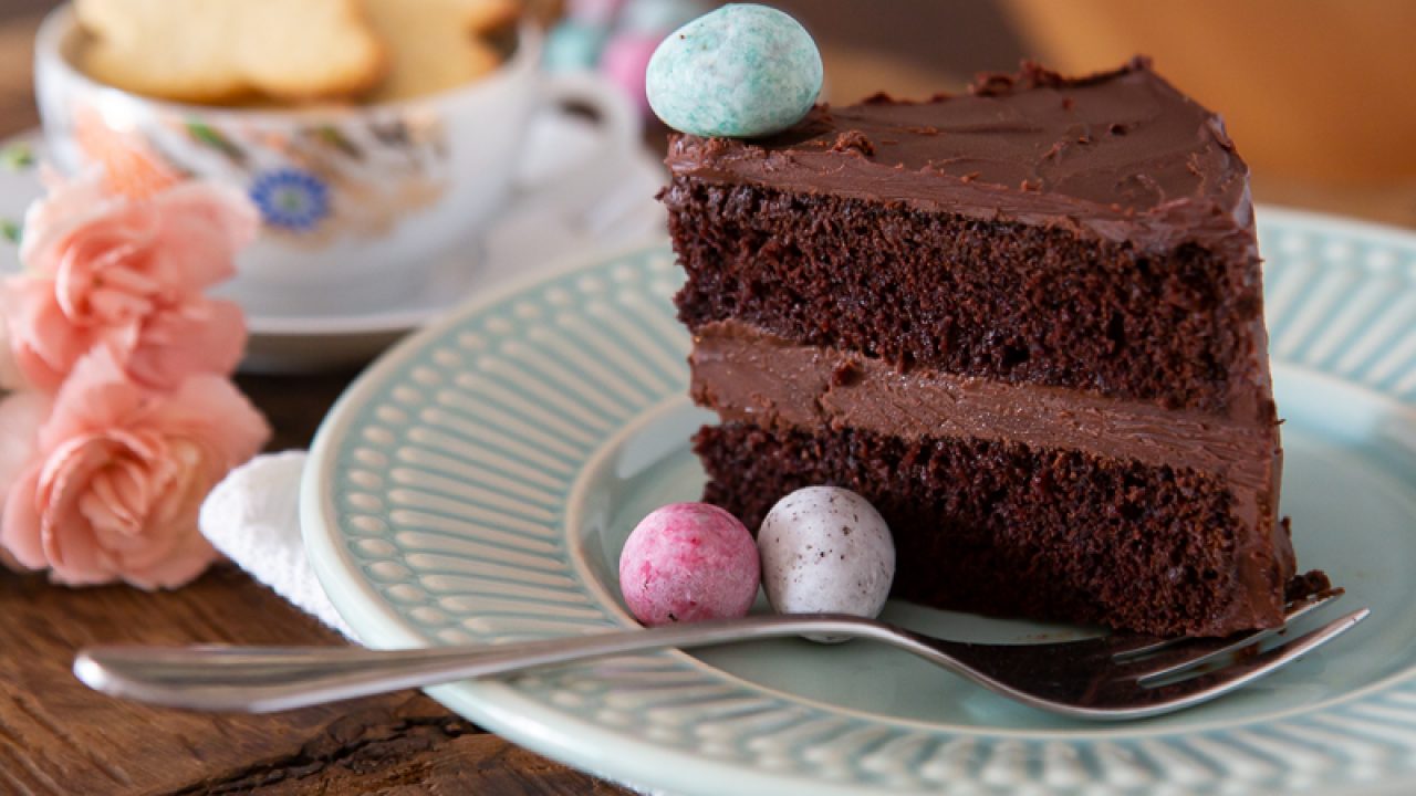 Como Fazer Bolo de Chocolate com Cobertura Ganache - Receita de Páscoa 